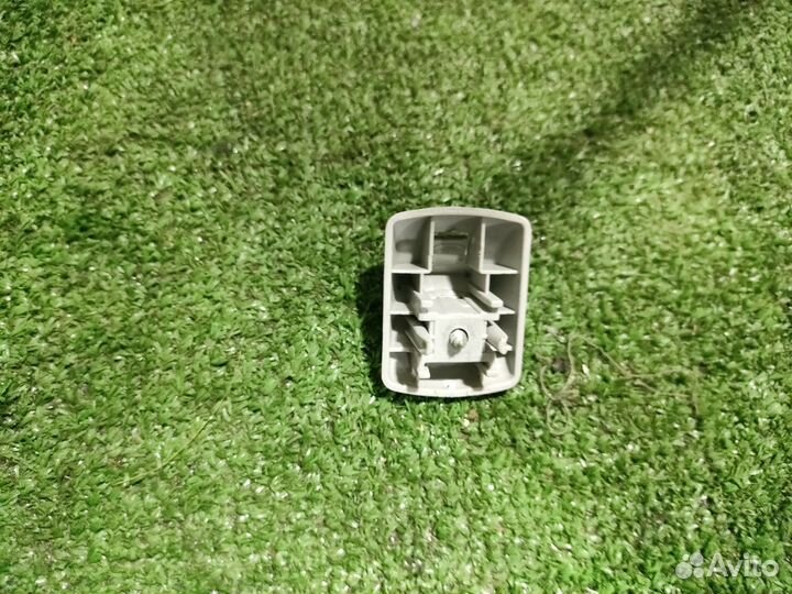 Крепление солнцезащитного козырька Ford Focus 2