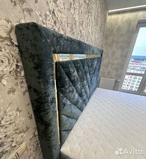 Двуспальная кровать с мягким изголовьем