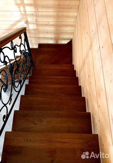 Лестница на металлокаркасе закрытого типа