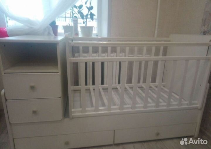 Детская кроватка с маятником