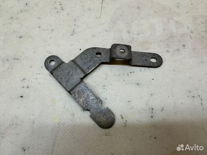 Кронштейн проводки Volkswagen Jetta 162 caxa