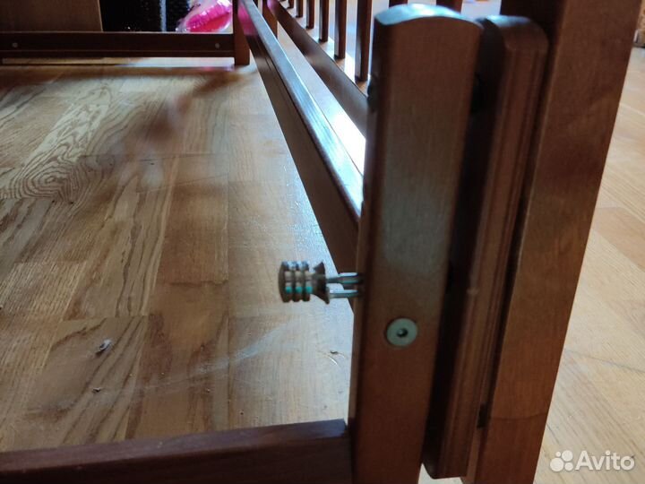 Детская кроватка с маятником