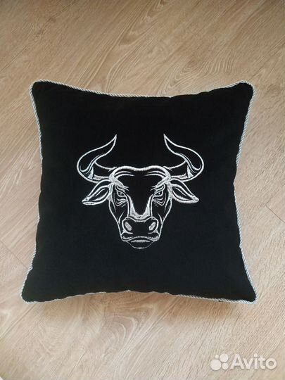 Машинная вышивка на одежде на заказ.Мерч