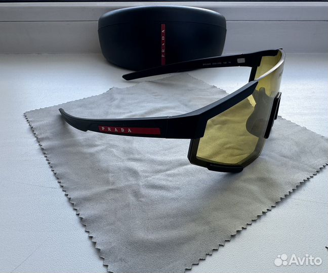 Солнцезащитные очки Prada