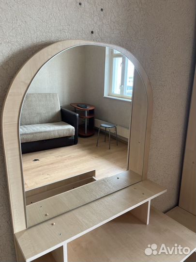 Тумбочка с зеркалом