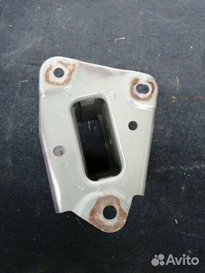 Крепление усилителя бампера переднее правое Nissan