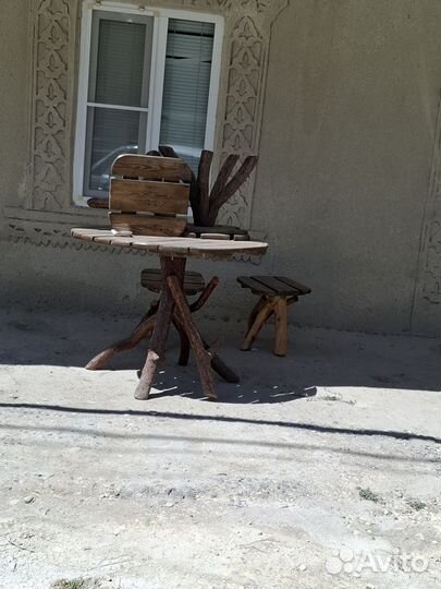 Стол и стулья