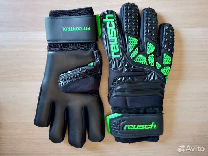 Вратарские перчатки