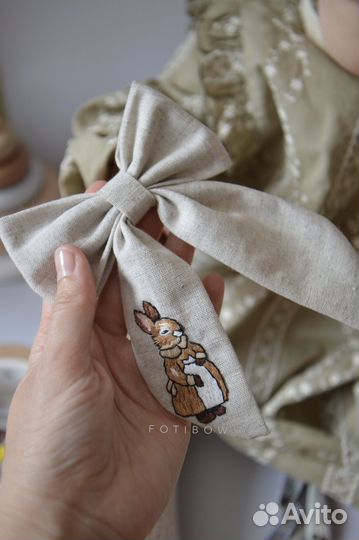 Бант с вышивкой