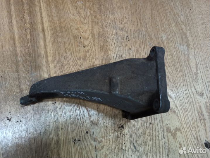 Кронштейн двигателя правый BMW E34