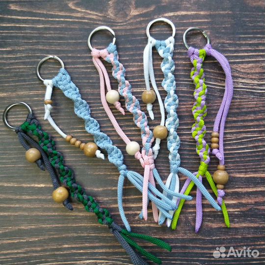 Сувениры. Брелок на ключи в стиле макраме