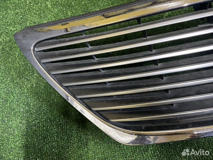 Решетка радиатора Lexus LS600h дефект