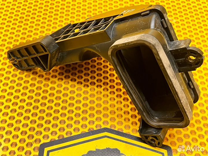 Воздухозаборник двигателя на передней панели Kia