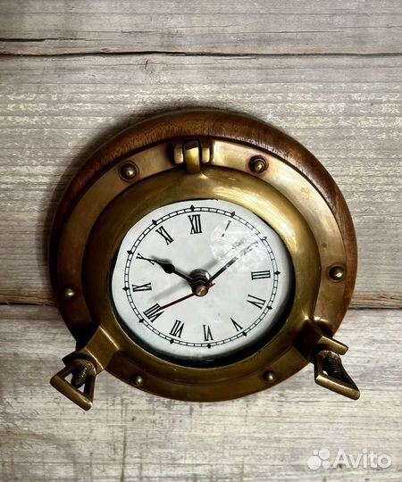 Часы в иллюминаторе