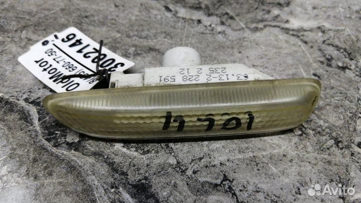 Повторитель на крыло левый белый BMW 3-серия E46