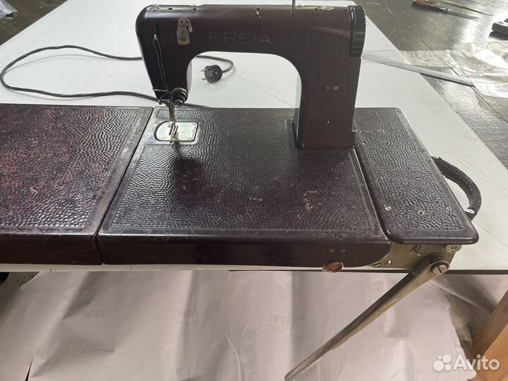 Швейная машина Freia