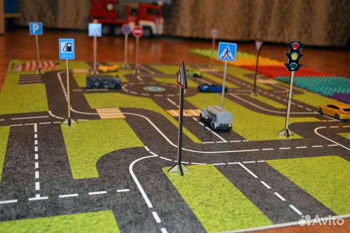 Игровой набор (дорога с дорожными знаками)