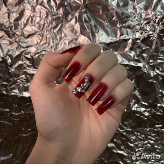 Модель на маникюр