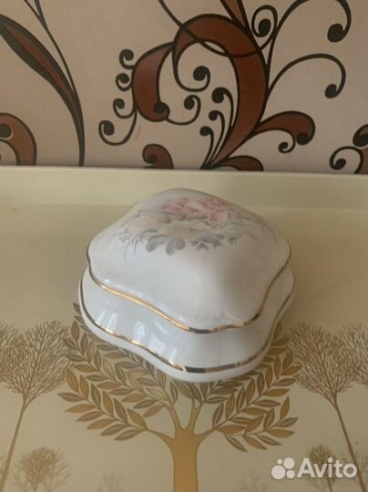 Шкатулка фарфоровая с цветами Европа