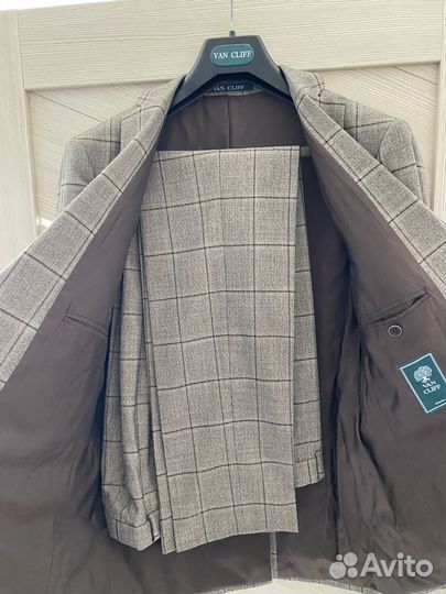 Костюм мужской приталенный