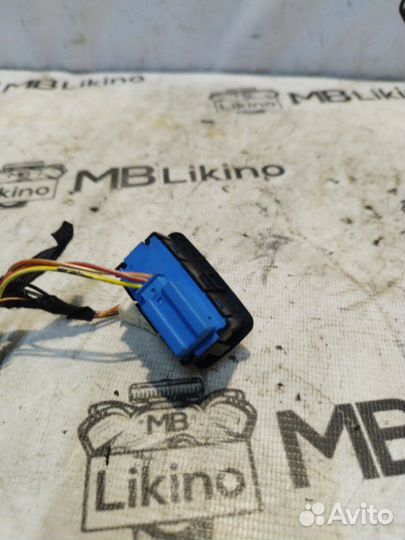 Кнопка третьего ряда сидений Mercedes Gl X164