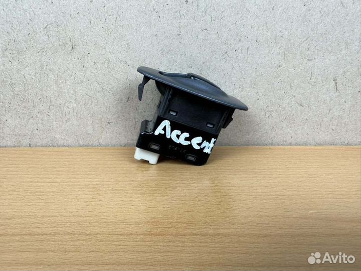 Кнопка стеклоподъемника задняя Hyundai Accent 2