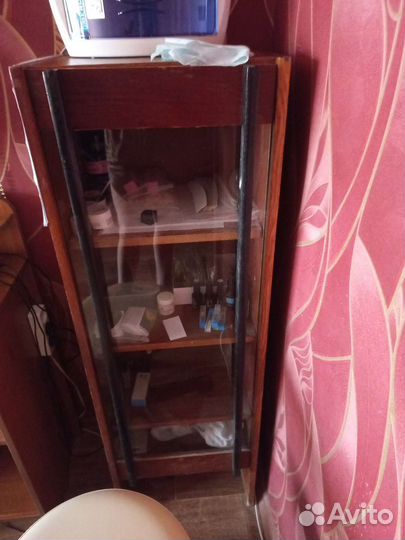 Маникюрный стол, полка для лаков и шкаф