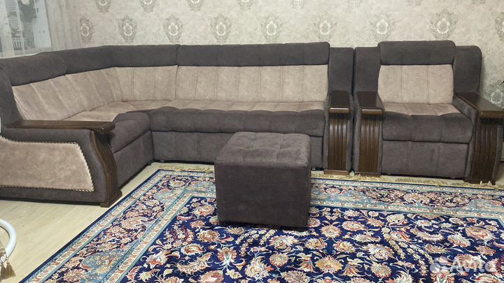 Холл угловой