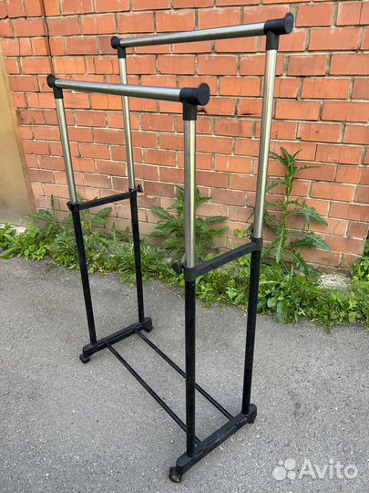 Напольная вешалка на колесах