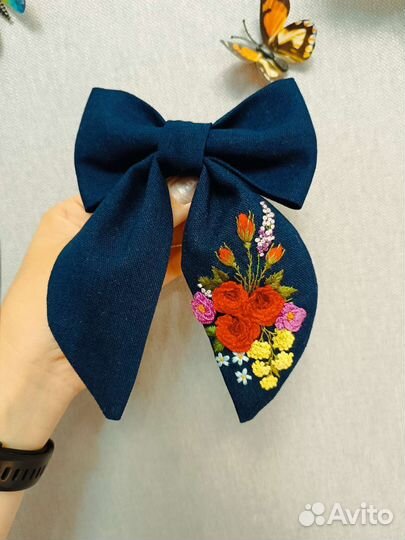 Бант с вышивкой ручной работы