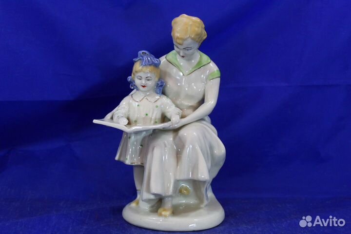 Фарфоровая статуэтка Первая буква книга чтение мам