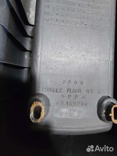 Консоль между сидений Mitsubishi Lancer 7