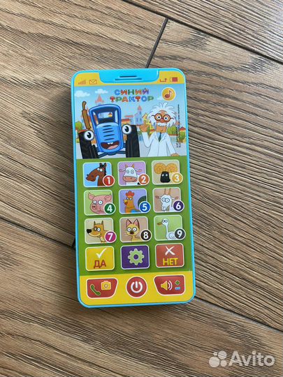 Синий трактор с прицепом и животными