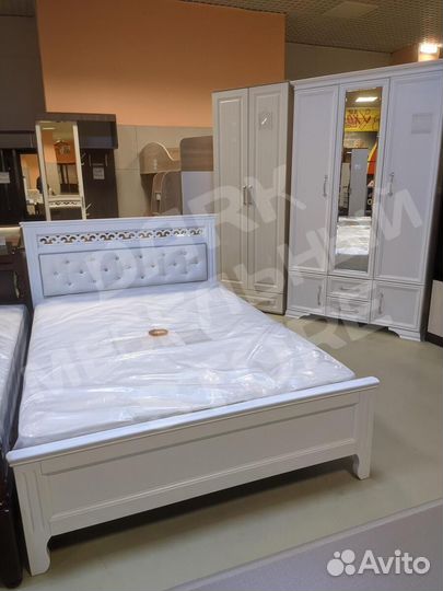 Кровать массив