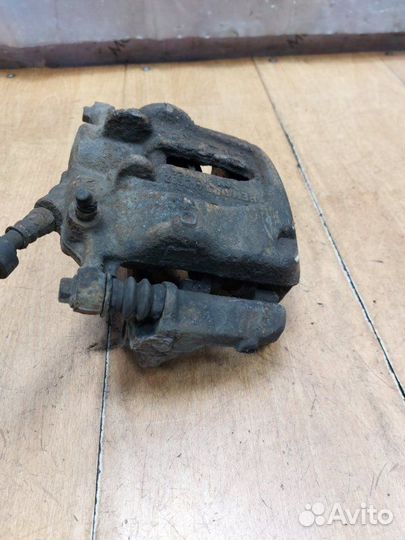 Тормозной суппорт передний правый Opel Vivaro