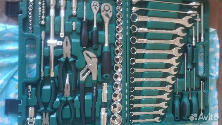 Набор инструментов для авто в кейсе Rossvic UST099