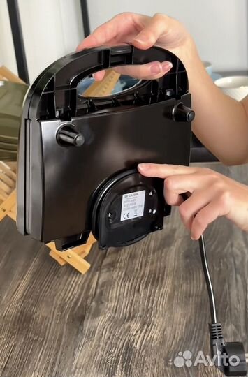 Электрическая вафельница новая