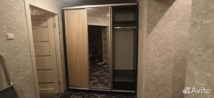 Шкаф-купе трехстворчатый с зеркалом