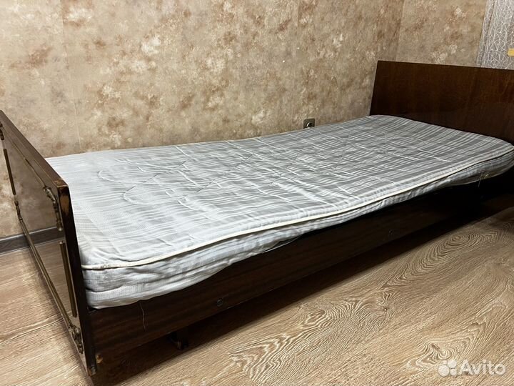 Кровать