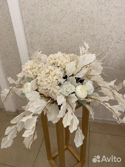 Стойка с цветами