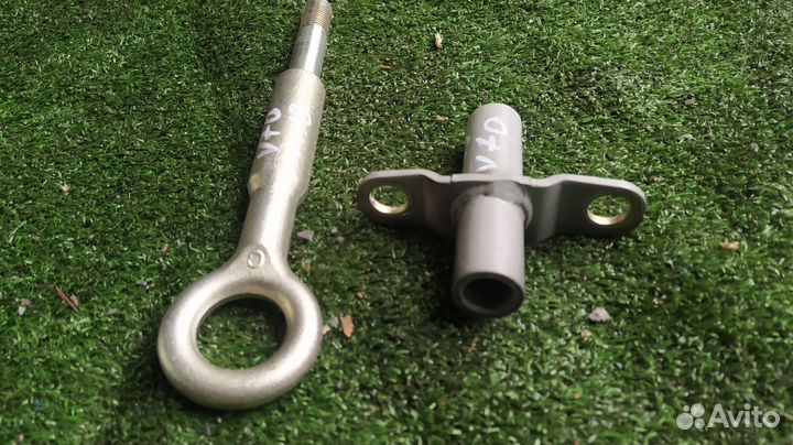 Крюк буксировочный Volvo V70 B5254T10 2010