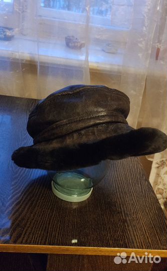Кожаная коричневая шляпа с полями из мутона