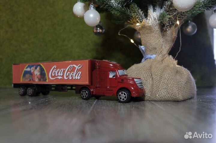 Красный грузовик Coca-cola (кока колла)
