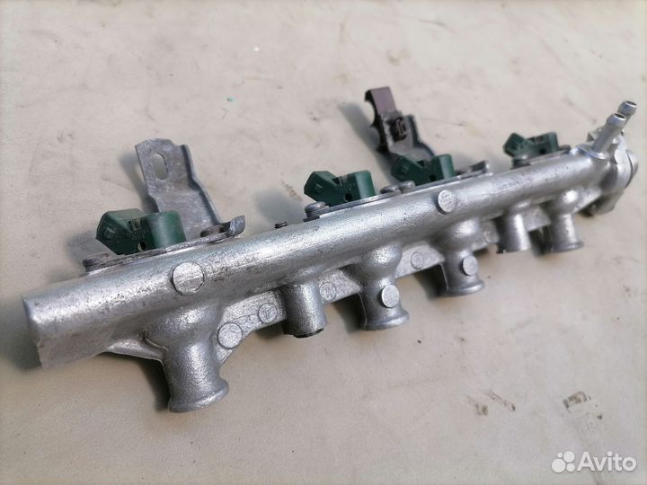 Топливная рампа Renault 19 1989 в сборе с форсунк