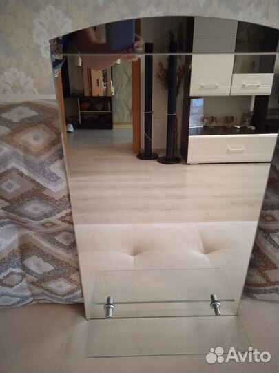 Зеркало в ванную с полочкой