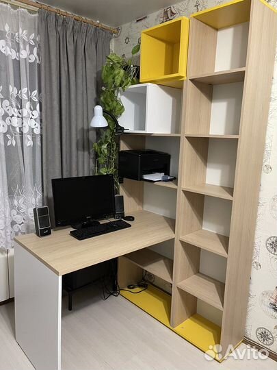 Угловой письменный стол с полками