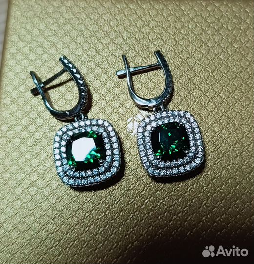 Серебряные серьги с зелёными фианитами