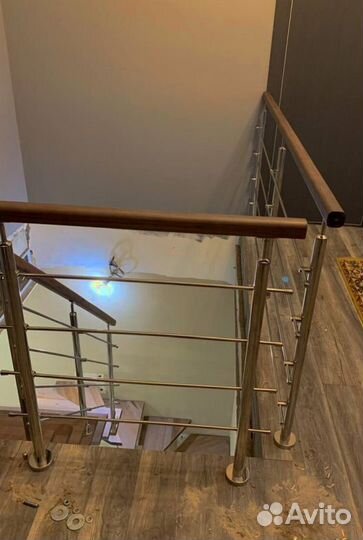 Облицовка лестничного металлокаркаса деревом