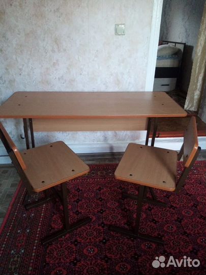 Школьная парта и стулья
