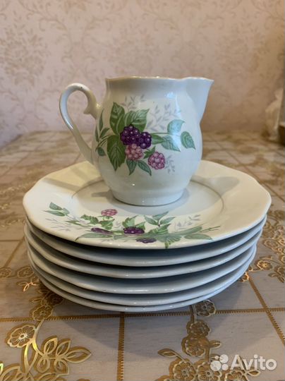 Тарелки и молочник